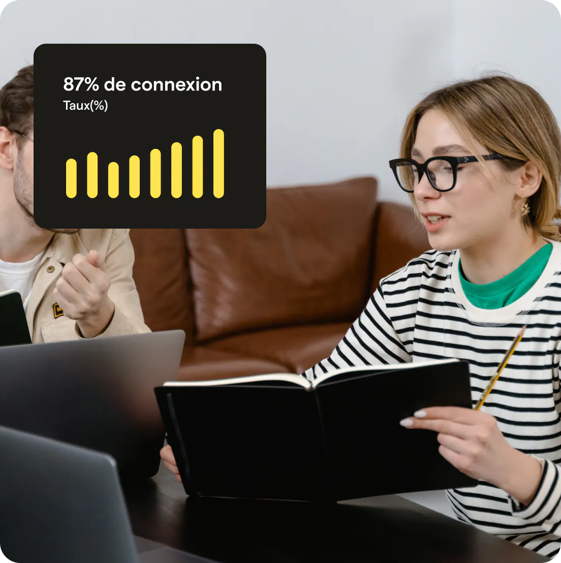 une femme discutant avec un homme