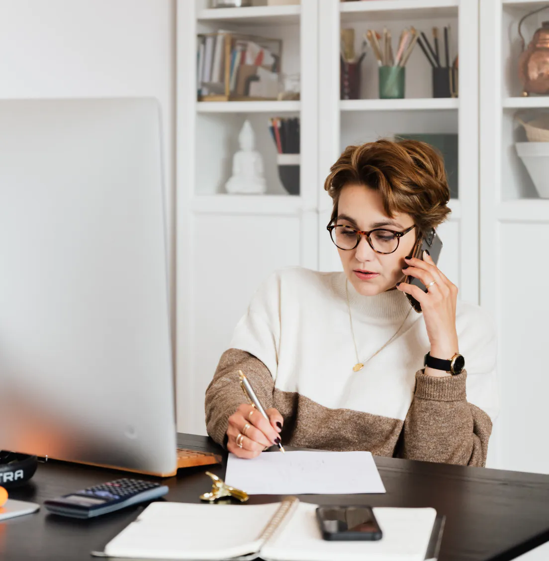 une personne au téléphone