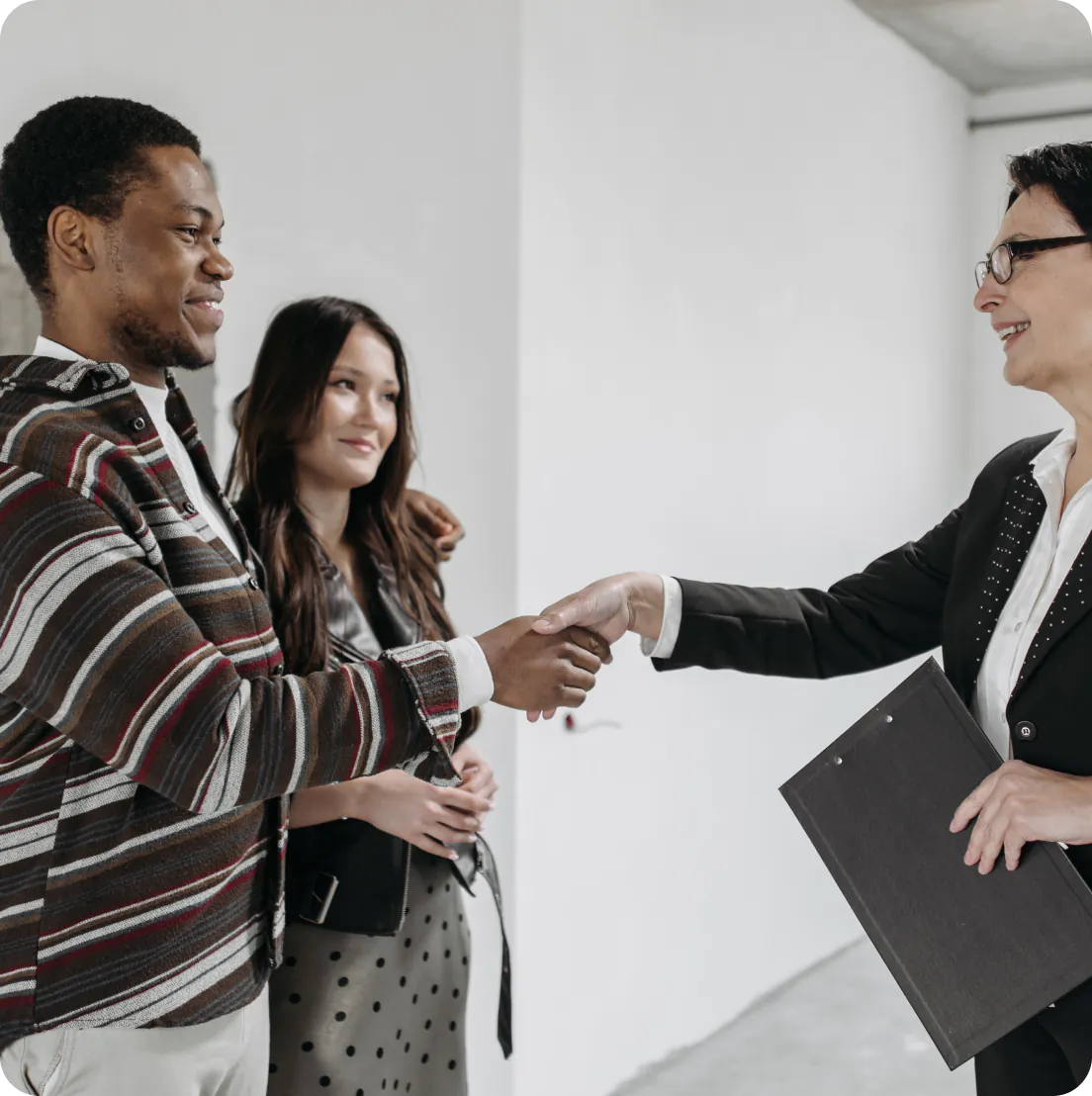 3 personnes discutant