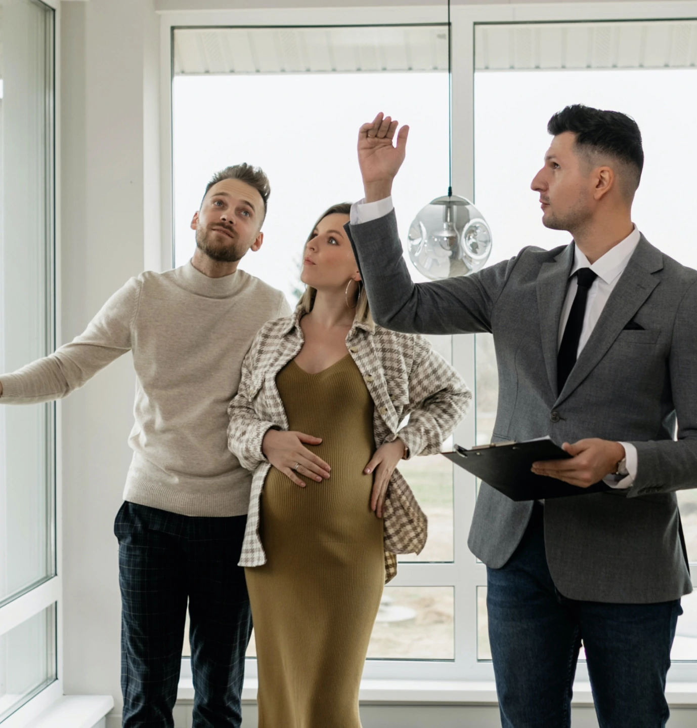un groupe de personnes se tenant devant une fenêtre