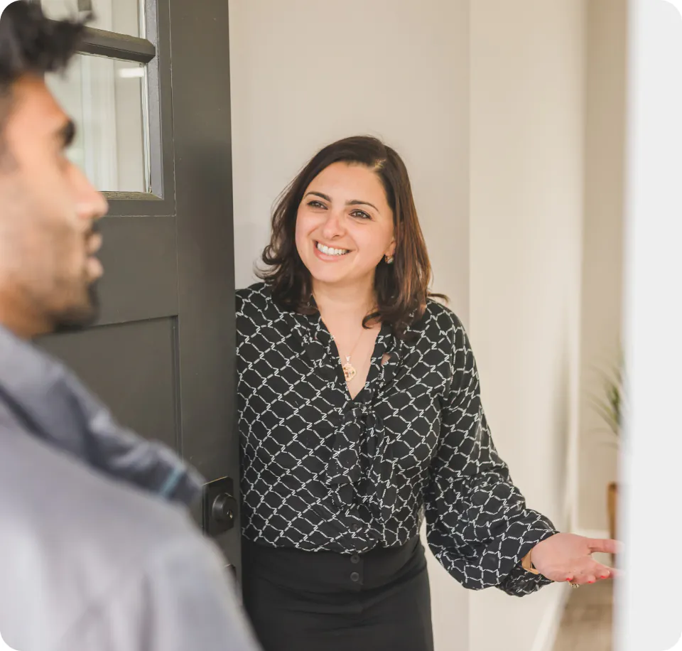 une femme au cheveux noir souriante