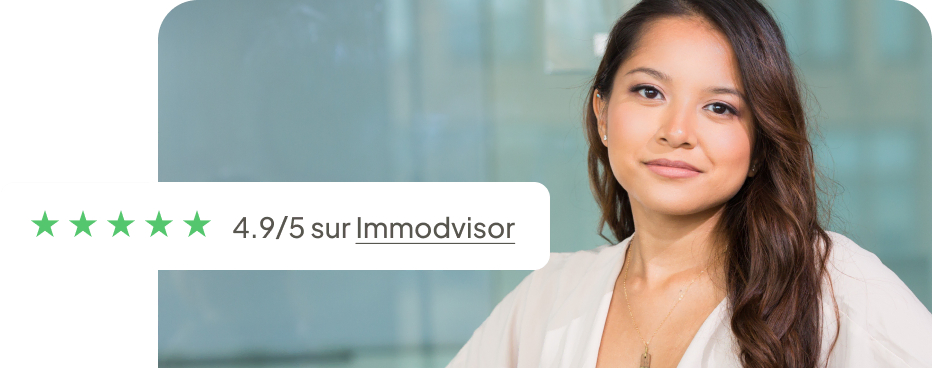 une femme en chemise blanche sourit à l'appareil photo 