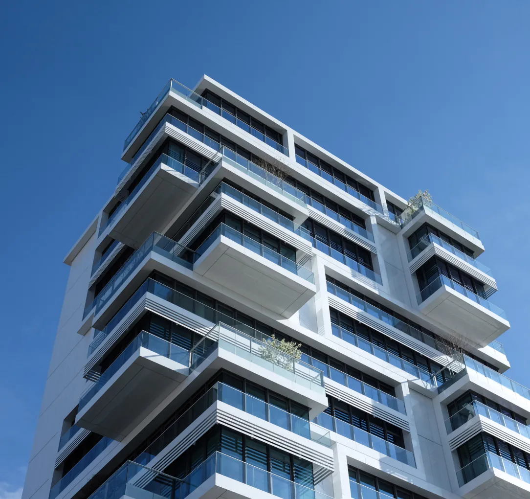 un grand bâtiment blanc avec des balcons et des balcons